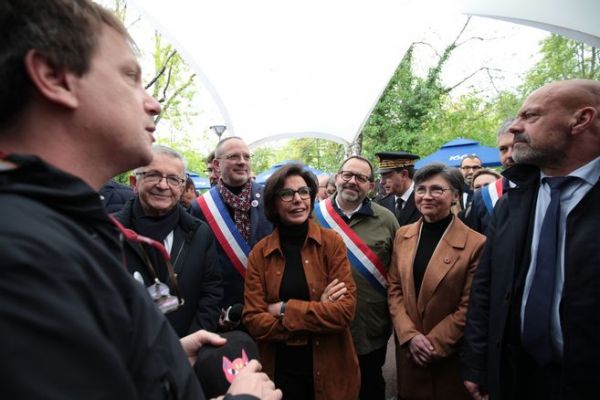 "Je n'ai pas enlevé un euro, je suis contre le saupoudrage de bonne conscience", assure Rachida Dati au Printemps de Bourges