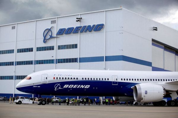 Fitch abaisse les perspectives de Boeing à "négatives" en raison des problèmes de production et de trésorerie