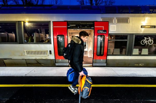 Jeunes et issus de la classe moyenne supérieure: qui emprunte les trains régionaux en France?