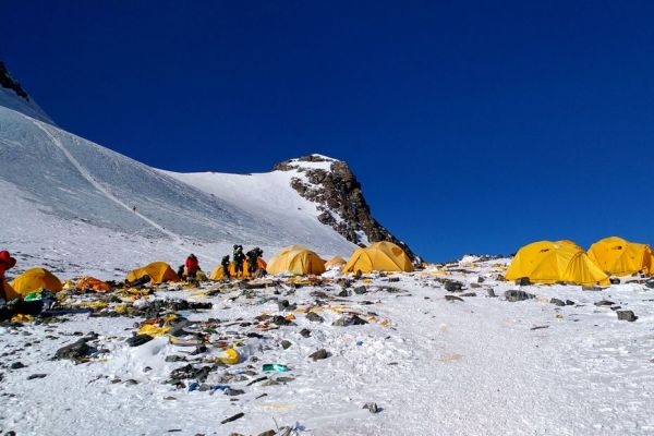 "La plus haute décharge du monde" : des étudiants grenoblois veulent installer un centre de tri au pied de l'Everest