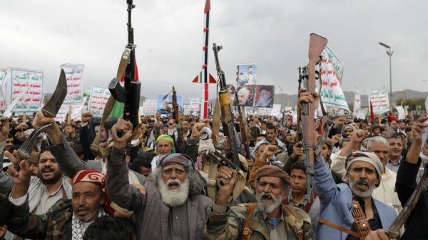 Les rebelles Houthis tirent de nouveau missiles balistiques en mer Rouge, un pétrolier endommagé