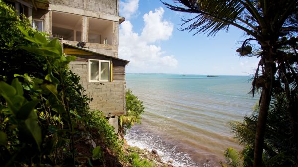 "La mer a tout mangé" : la Guadeloupe, département français le plus touché par l'érosion des côtes