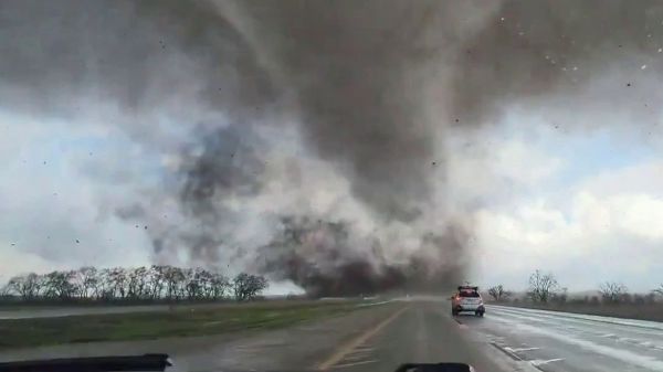 États-Unis : le chaos après le passage de 70 tornades
