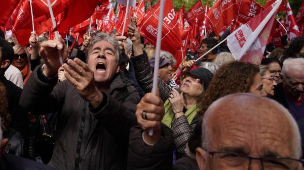 Espagne: les militants socialistes mobilisés pour convaincre Pedro Sanchez de ne pas démissionner