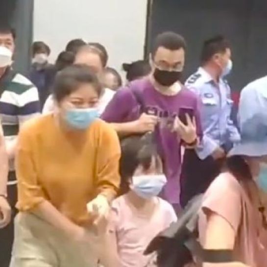 Regardez les images des clients d'un magasin Ikea à Shanghai pris de panique après la détection d'un cas de Covid-19 par les autorités sanitaires - VIDEO