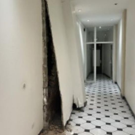 Immeubles effondrés dans le centre de Lille :  Un des habitants de l'immeuble publie les photos des murs prises quelques heures avant le drame... Et c'est effrayant !