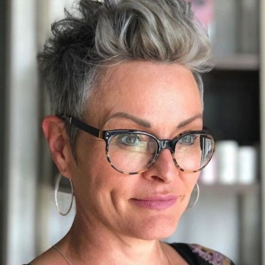 40 Coupes Courtes pour Femme de 60 Ans à Lunettes : Nos 60 Plus Beaux Modèles