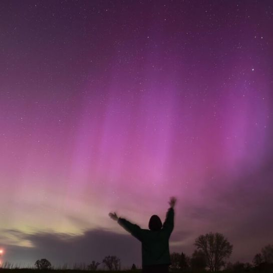 Tempête solaire : les images d'une deuxième nuit d'aurores boréales en France et dans le monde