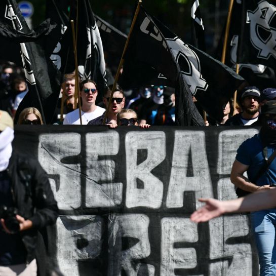 Après la manifestation néofasciste à Paris, la gauche s'indigne, la majorité discrète et le RN silencieux