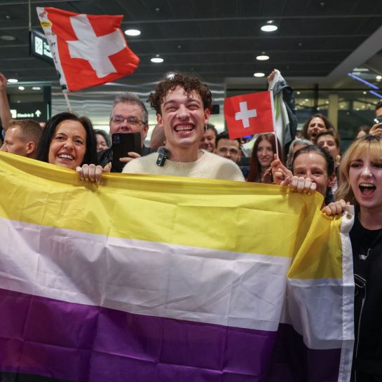 Eurovision 2024 : Le vainqueur Nemo reçoit chez lui en Suisse un accueil triomphal