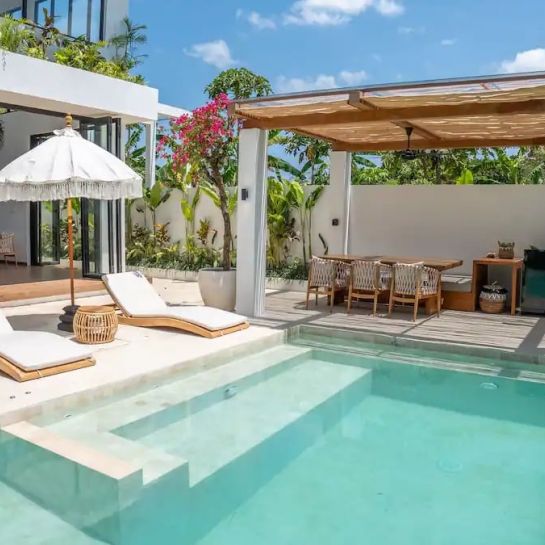 Avec seulement 132 000 €, ce couple fait construire une maison de rêve à Bali pour pouvoir partir à la retraite à... 40 ans