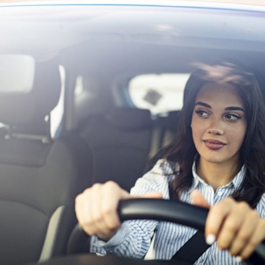Cette campagne de sécurité routière invite les automobilistes à conduire « comme une femme »