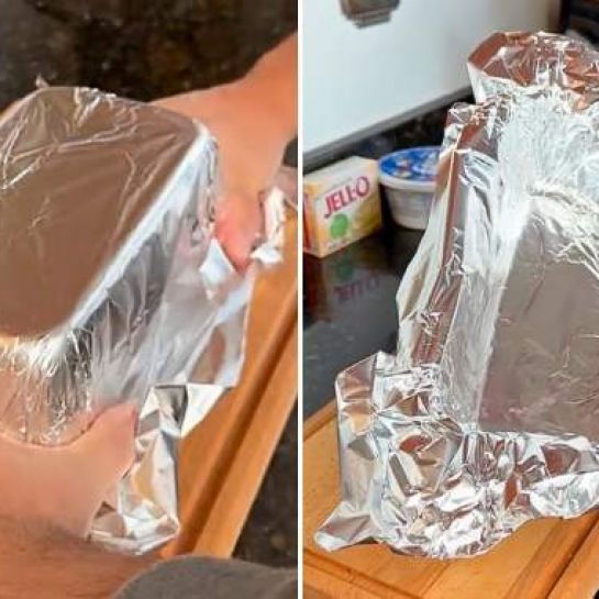 L'Astuce de Génie Pour Mettre du Papier Alu dans un Moule.