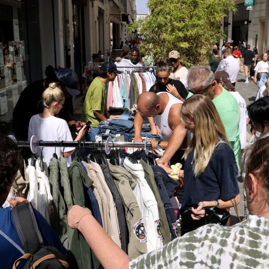La braderie du centre-ville de Marseille attire, mais les commerces se cherchent encore