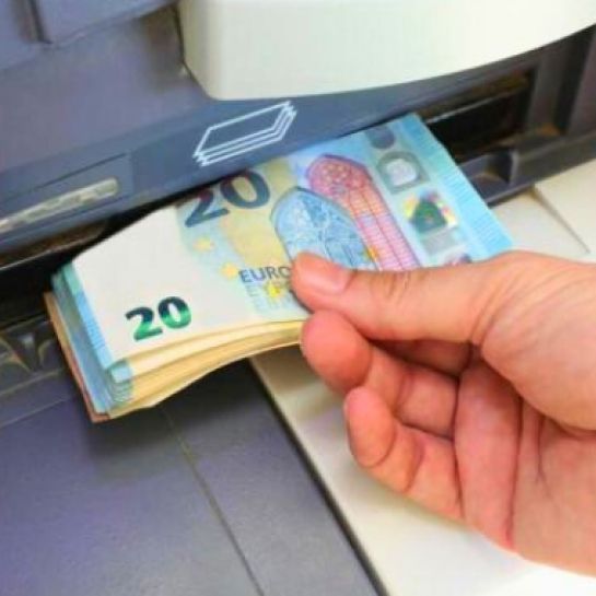 La Banque a l'Obligation de Signaler les Retraits d'Espèces au-delà d'une Certaine Limite : Faites Attention !