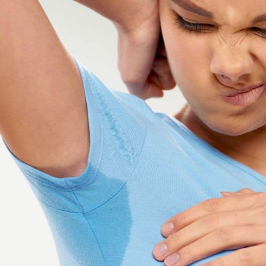 Cette technique géniale pour ne plus avoir d’auréoles de transpiration sous les bras