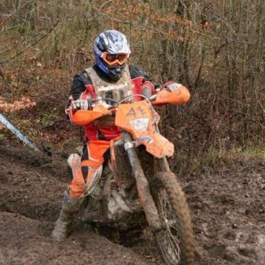 Oise : un motard percute un arbre à 127 km/h... et s'en sort avec des égratignures