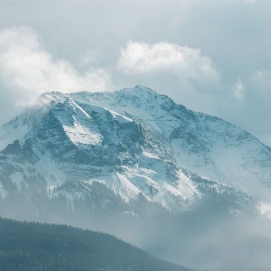 Il aurait perdu l'équilibre : un alpiniste de 60 ans chute brutalement dans un couloir enneigé et se tue