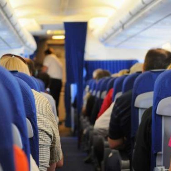 Avion : La Liste des Objets Interdits en Cabine en 2025 Qui Peuvent Vous Coûter Cher à l'Aéroport.