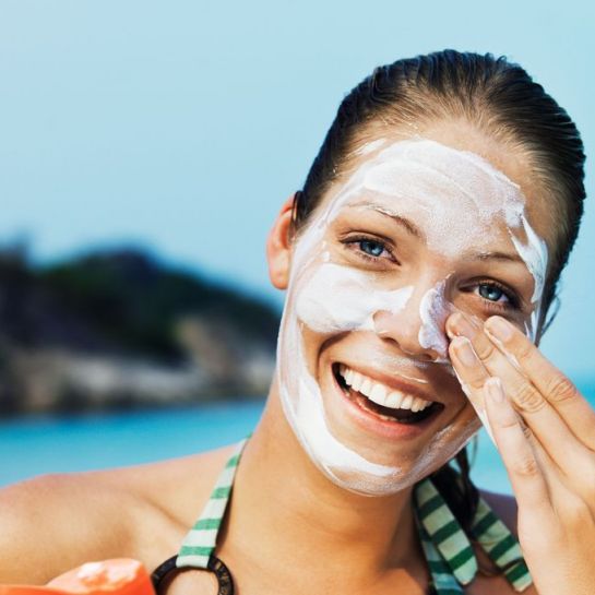 Crèmes solaires, tissu anti-UV : comment bien se protéger du soleil en été ?