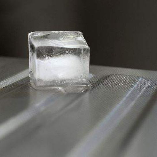 Détartrage naturel : ces glaçons au vinaigre font briller vos robinets naturellement