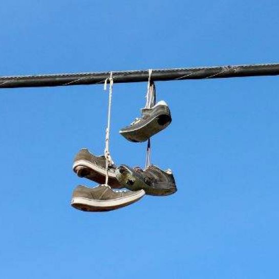 La plupart des gens ignorent la signification des baskets suspendues à un fil dans la rue