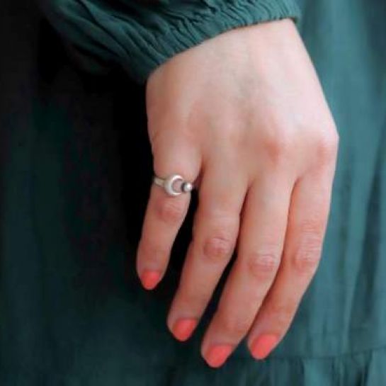 Que signifie le fait qu'une femme porte sa bague au petit doigt ?