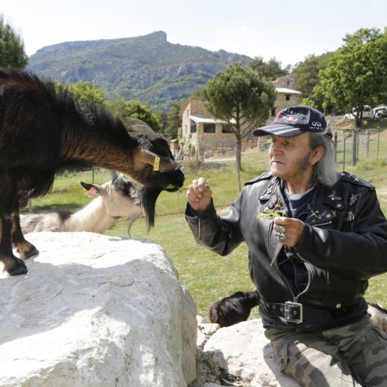 "Je suis un gâté de Dieu" : dans les Alpes-de-Haute-Provence, le père Guy Gilbert fête 60 ans de sacerdoce