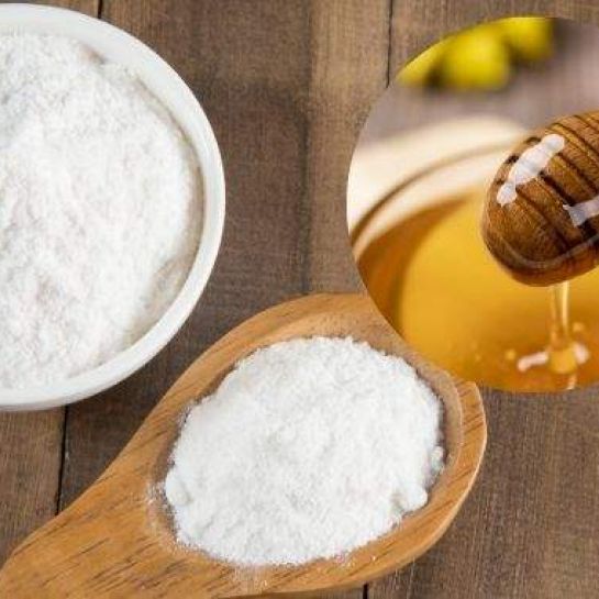 Voici ce qui se passe quand on mélange du miel avec du bicarbonate sur sa peau