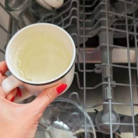 Lave-Vaisselle : L'Astuce de la Tasse Pour Réduire Votre Facture d'Électricité.