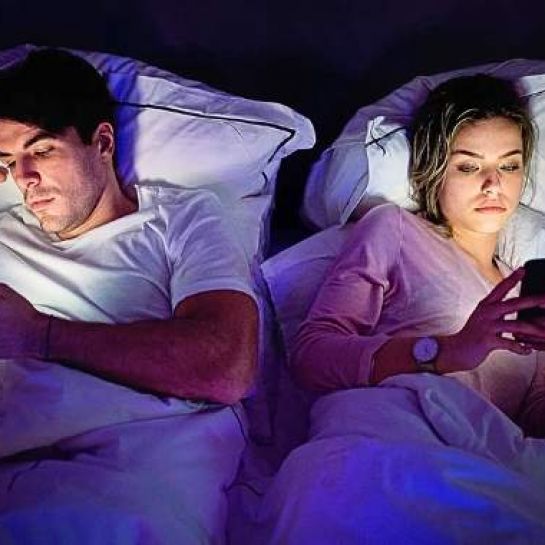 Un nombre inquiétant de gens préfèrent scroller sur leur téléphone plutôt que faire l'amour, selon une étude