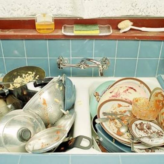 Combien de temps peut-on laisser la vaisselle sale traîner dans l'évier sans danger ?