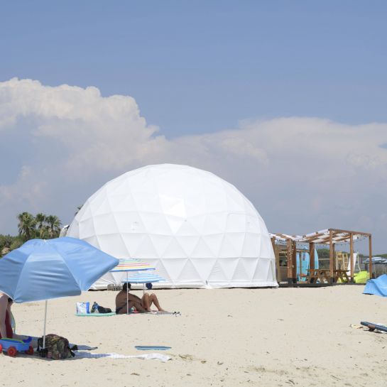 "C'est une première mondiale": pourquoi cette étrange géode a été installée pour l'été sur la plage de Pampelonne à Ramatuelle