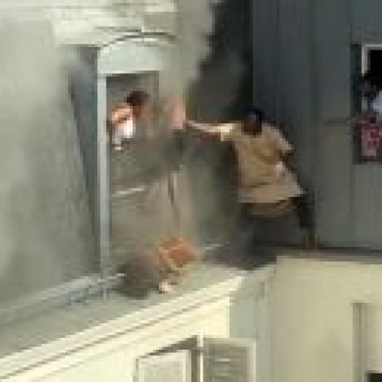 Un homme réalise un sauvetage incroyable au-dessus du vide pendant un incendie