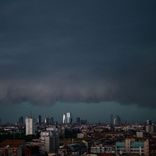 Italie : une femme tuée par la chute d'un arbre dans des intempéries près de Milan