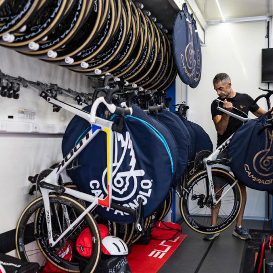 « On s'est réveillés, le vigile n'était plus là, les vélos non plus » : mystères autour du vol de l'équipe Cofidis