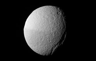 Ce canyon géant qui serpente sur Téthys, la lune de Saturne