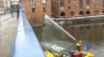 WebBuzz du 19/09/2017: Bataille de boules de neiges contre les pompiers-snowball vs water fight
