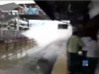 WebBuzz du 21/09/2017: Inde Le train passe une gare après 2 jours de pluies intenses-India Mumbai Rains Floods 2017 at the train station