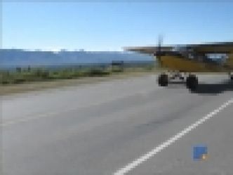 WebBuzz du 09/10/2017: Alaska un avion décolle dans le traffic routier-plane taking off in traffic in alaska