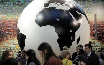 Résultat de recherche d'images pour "scientifiques face à la dégradation de la planète"