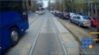 WebBuzz du 14/11/2017: Roumanie un bus de police évite un tram de justesse-Close call between a tram and police's bus