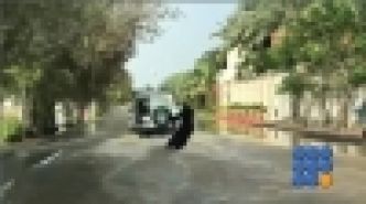 WebBuzz du 22/11/2017: Une Femme Saoudienne fait du surf dans les rues-Saudi girl Car Surfing after heavy rains and flood in Saudi Arabia