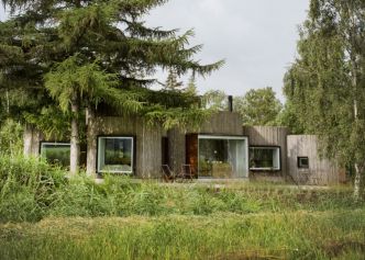 Une maison cylindrique en rondins de bois, le havre de paix selon Jan Henrik Jansen