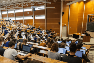 Financer les études des enfants: épargne, aides et crédit