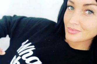 (PHOTOS) Déçue par la taille de ses fesses, Aurélie Dotremont retourne en Tunisie et corrige un autre complexe !