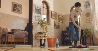 Les hommes font (enfin) le ménage dans cette pub d'une marque marocaine de détergent
