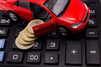 Combien coûte une voiture à l'année (essence, diesel, hybride) ?