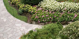 Prix de pose d'un dallage extérieur terrasse et allée : coût, devis et conseils