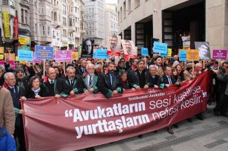 Turquie : Poursuites judiciaires massives contre des avocats